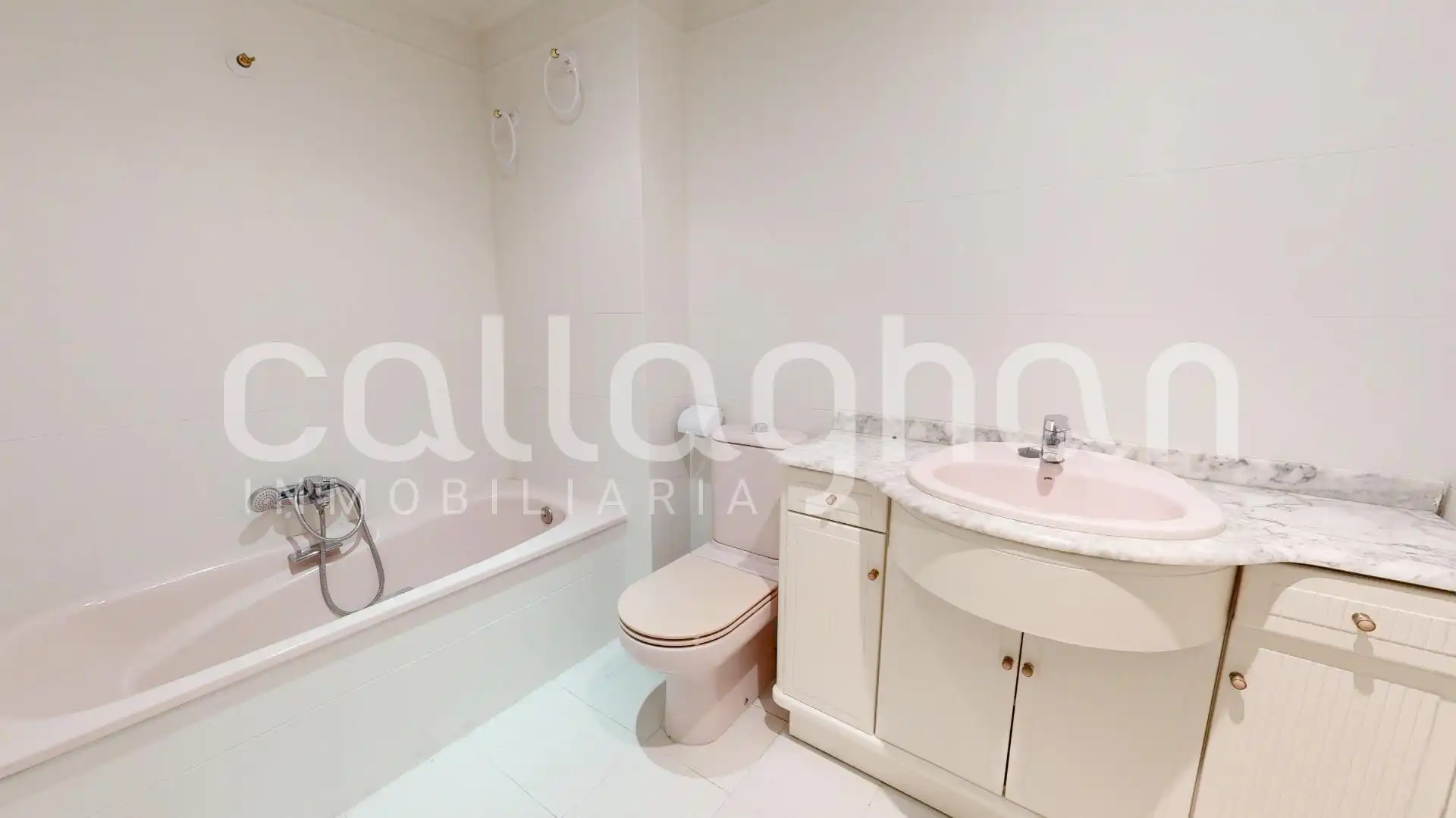 Baño de Piso en venta en Valencia con Calefacción, Terraza y Balcón