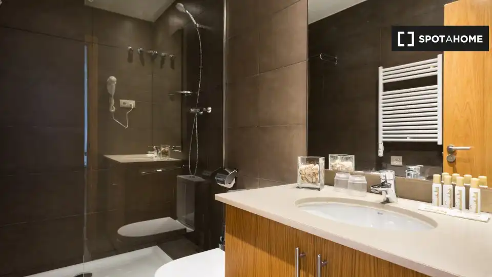 Bathroom of Flat for rent in Barcelona  with Air Conditioner, Heating and Furnished