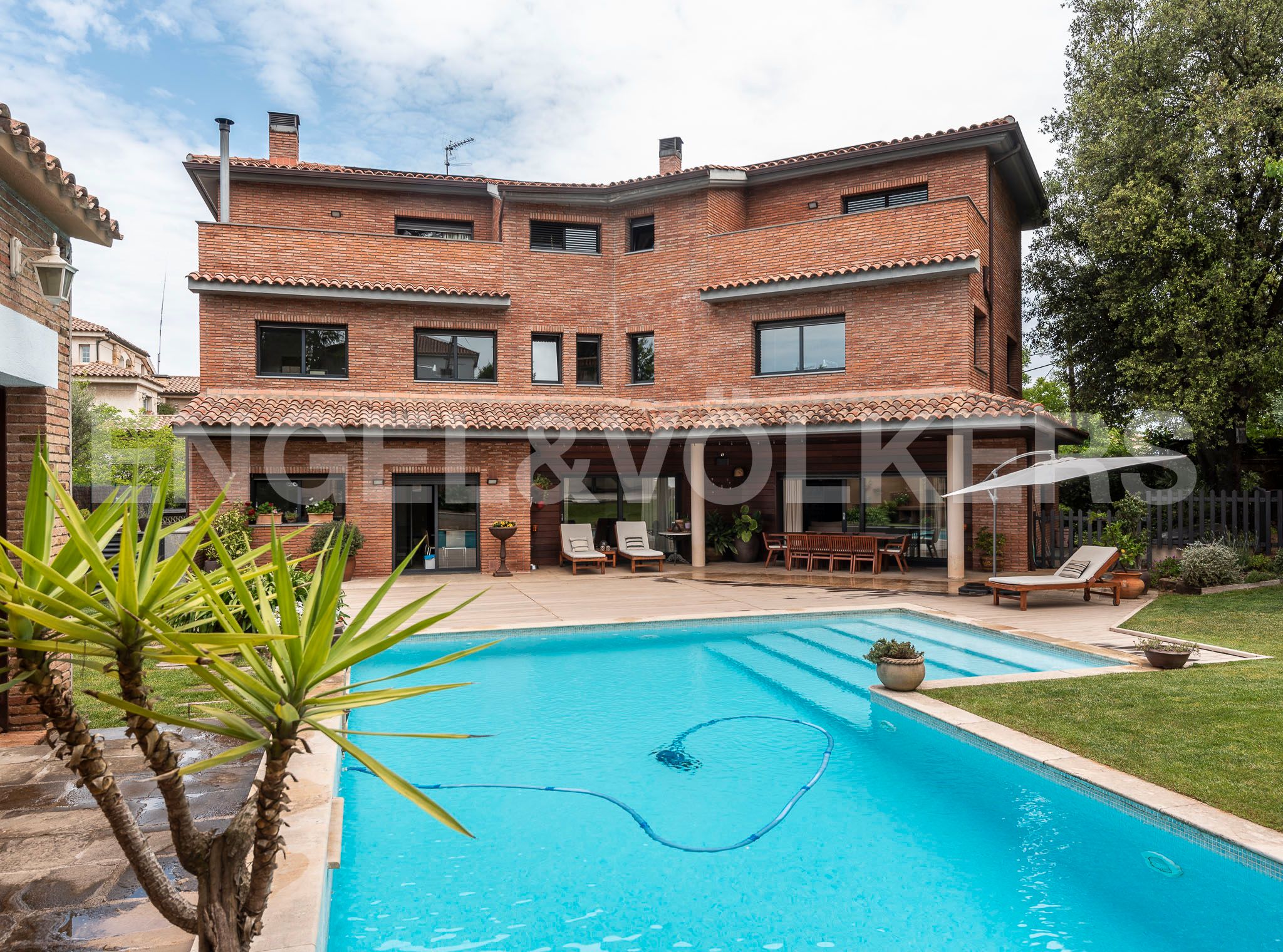 Vista exterior de Casa o xalet en venda en Sant Cugat del Vallès amb Aire condicionat, Calefacció i Jardí privat