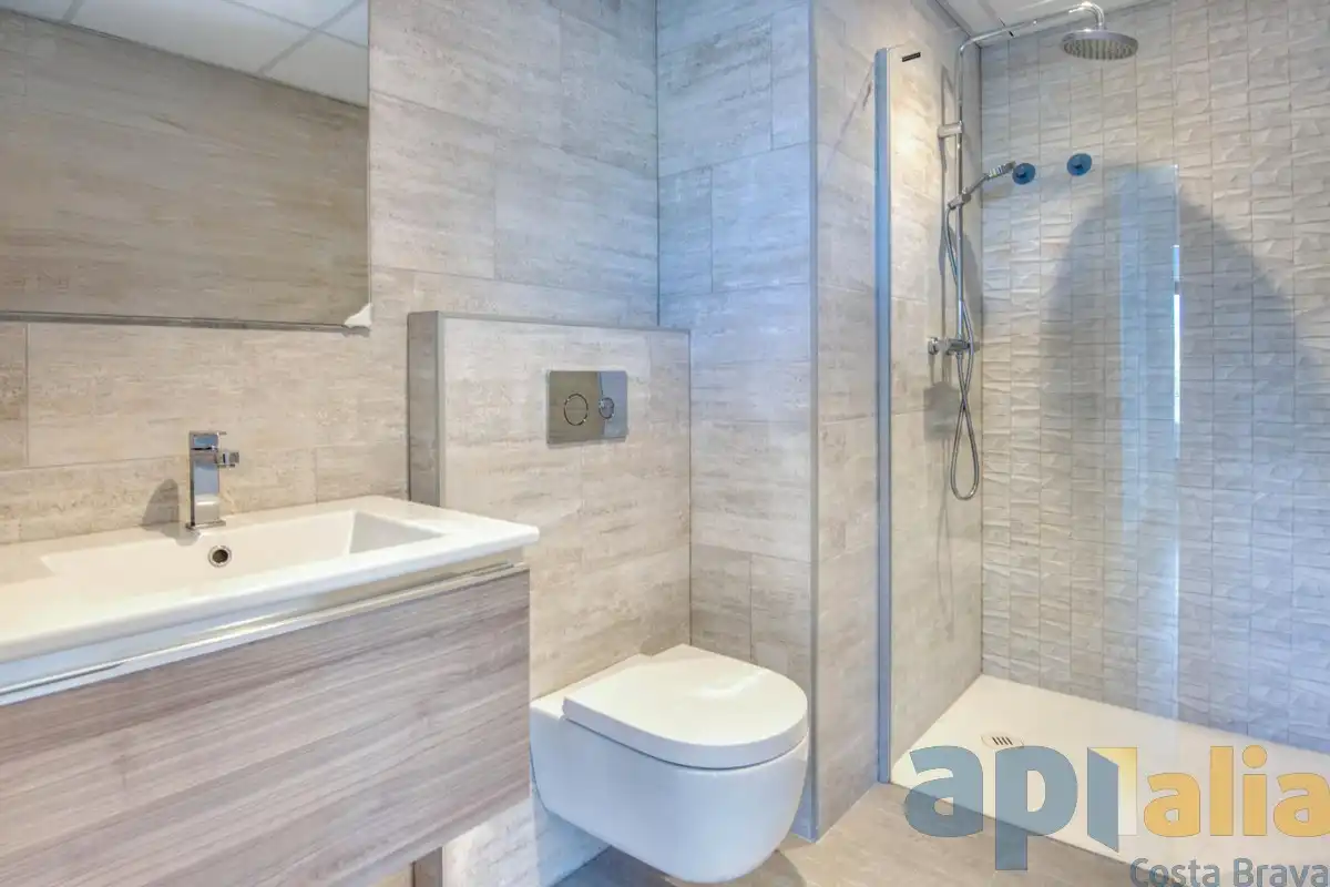 Badezimmer von Dachboden zum Verkauf in Castell d'Aro, Platja d'Aro i s'Agaró mit Klimaanlage, Heizung und Terrasse