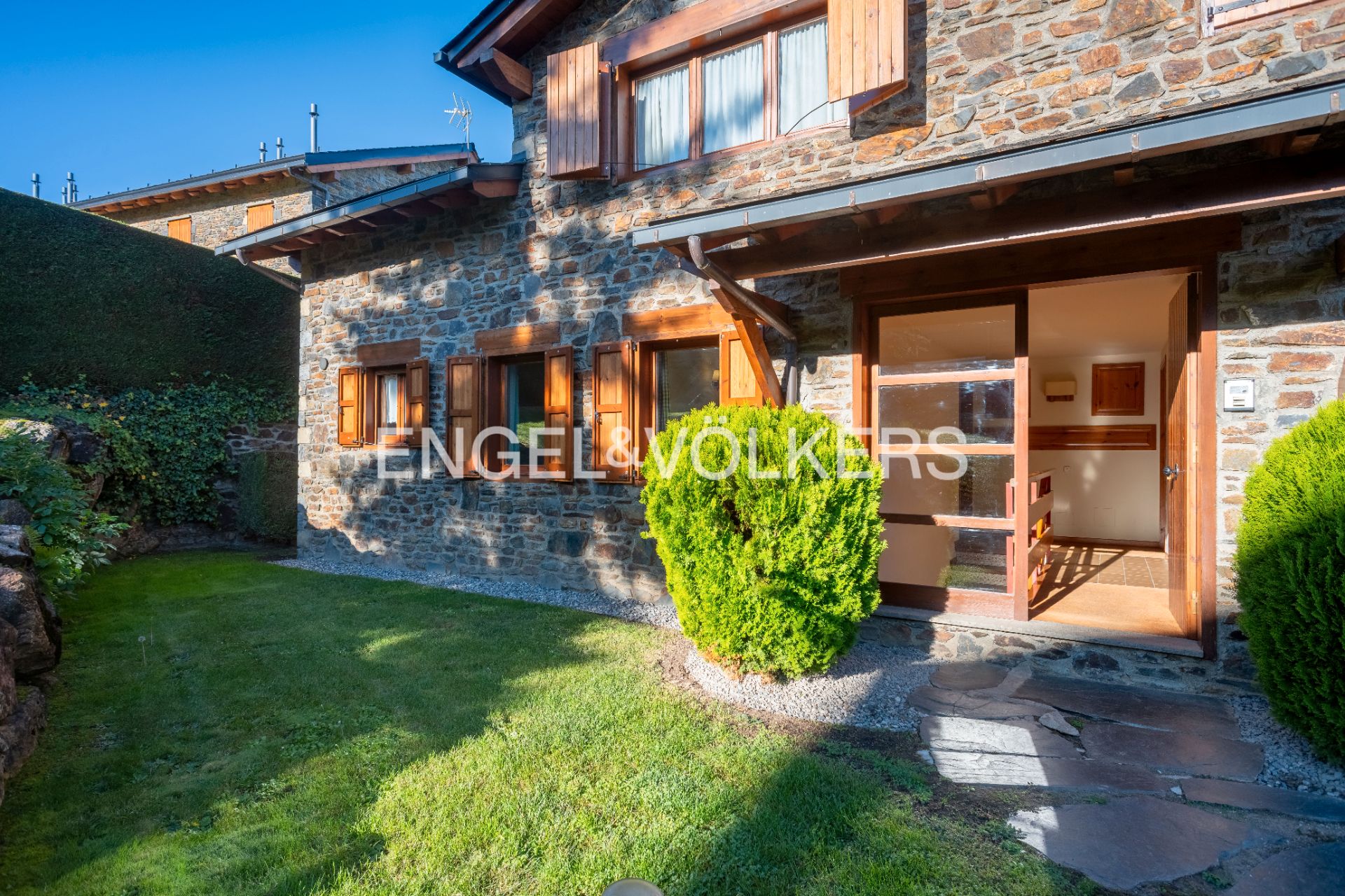 Vista exterior de Casa adosada en venda en Fontanals de Cerdanya amb Calefacció, Jardí privat i Parquet