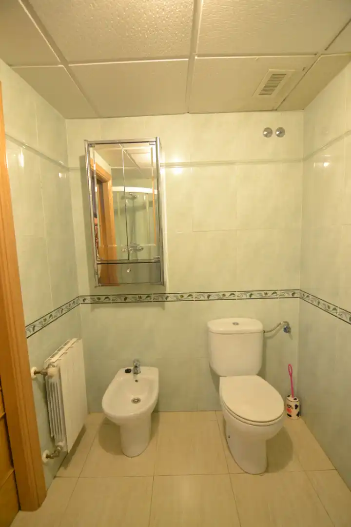 Badezimmer von Einfamilien-Reihenhaus zur Miete in Plasencia mit Klimaanlage, Heizung und Terrasse