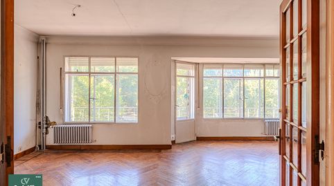 PISO DE 150M2 PARA REFORMA FRENTE AL PARQUE ROSALÍA, CON BALCONES Y MUCHO POTENCIAL