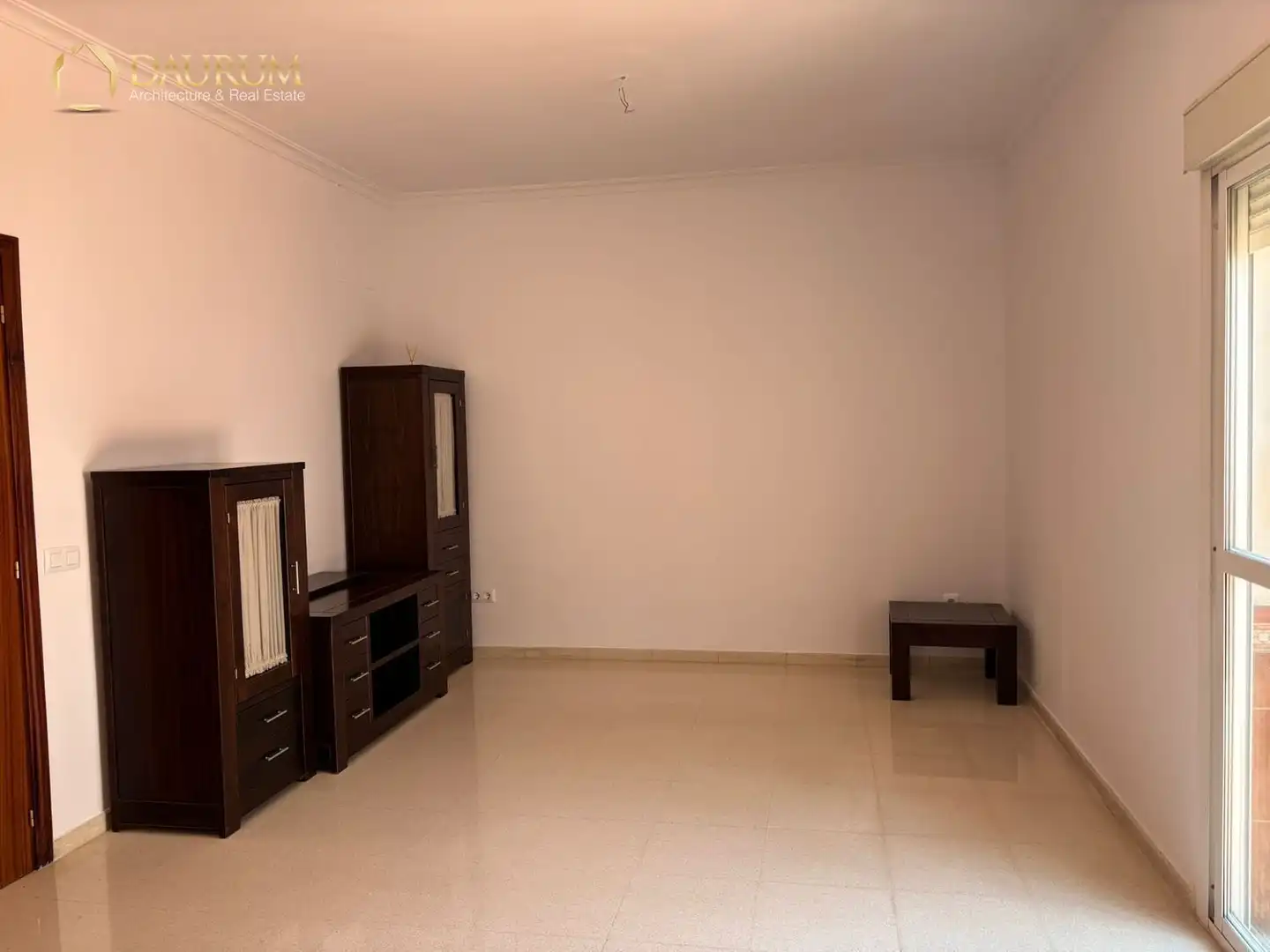 Sala d'estar de Casa adosada en venda en La Rinconada amb Aire condicionat, Terrassa i Moblat