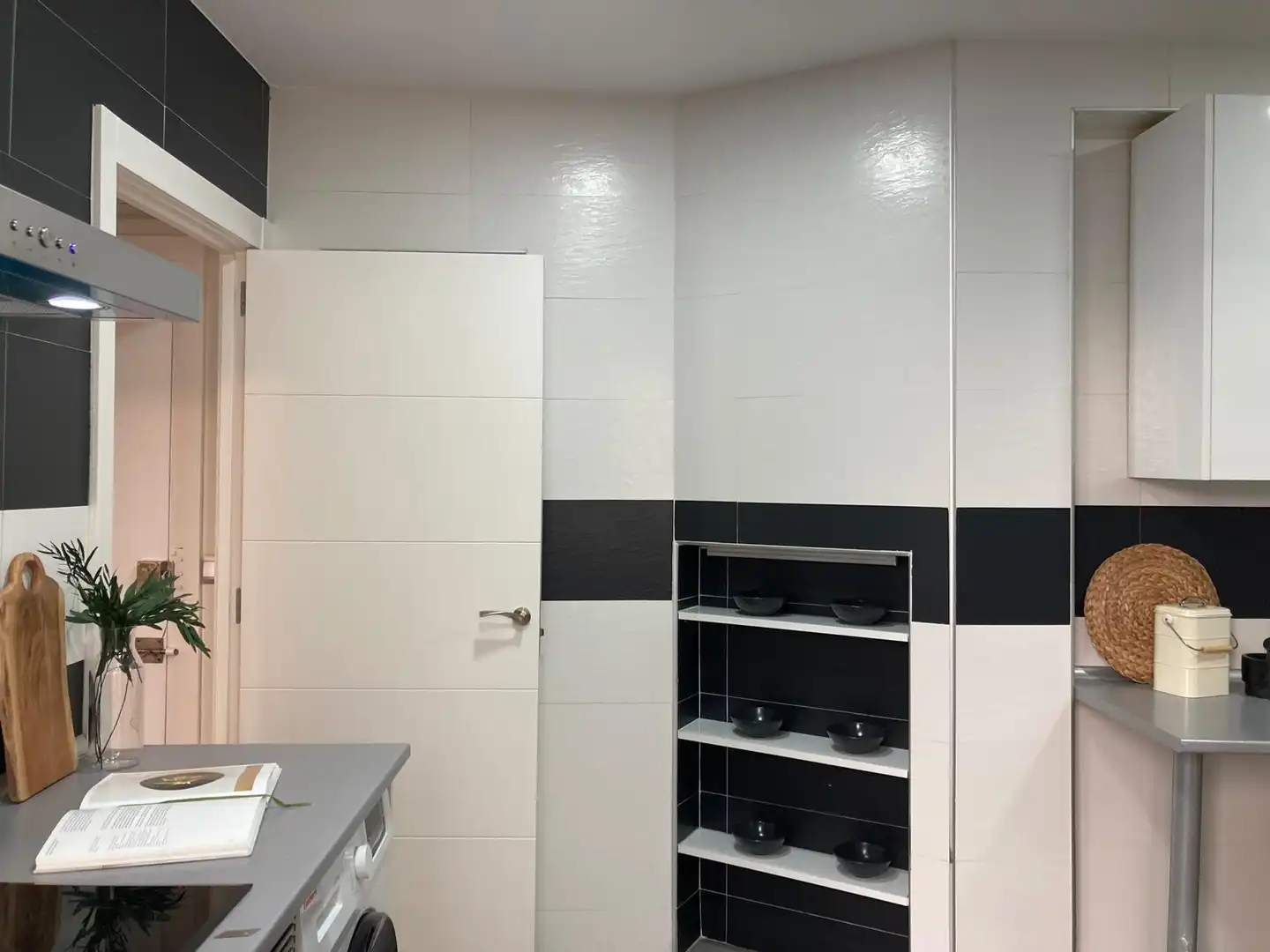 Cuina de Apartament de lloguer en Madrid amb Aire condicionat, Calefacció i Moblat