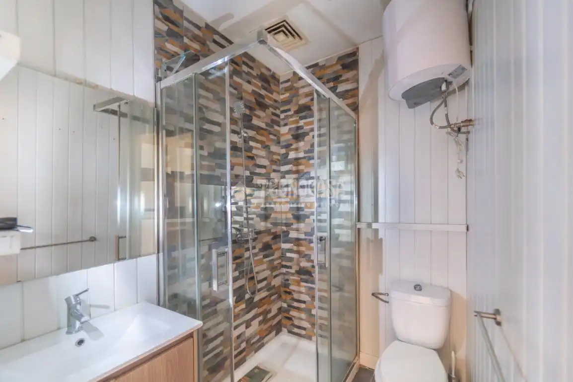 Badezimmer von Wohnung zum Verkauf in Madrid mit Klimaanlage und Heizung