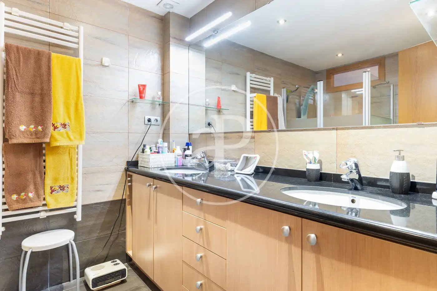 Badezimmer von Einfamilien-Reihenhaus zum Verkauf in Sabadell mit Klimaanlage, Heizung und Terrasse