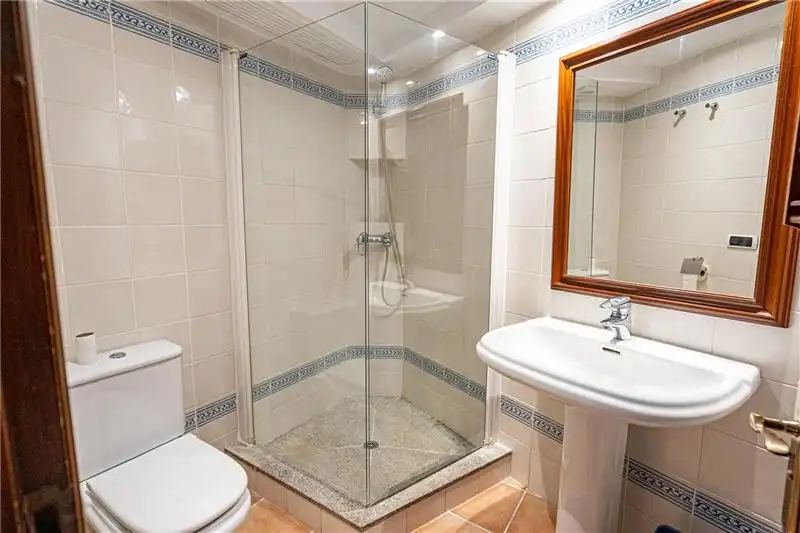 Badezimmer von Erdgeschoss zum Verkauf in Pollença mit Klimaanlage und Terrasse