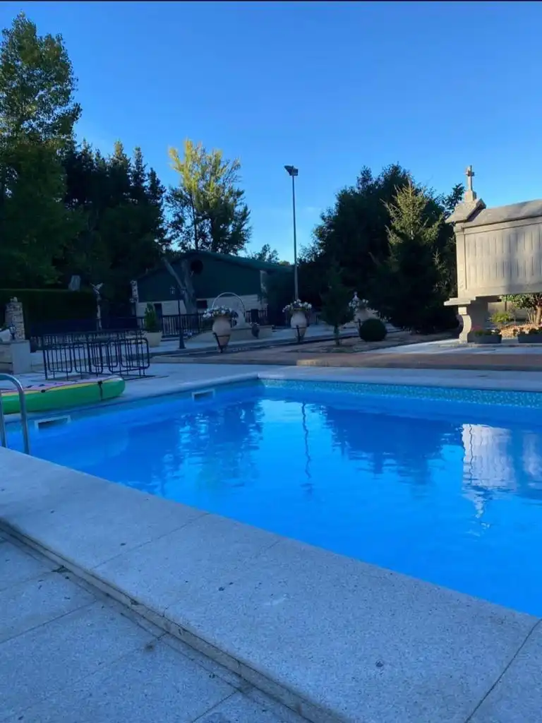 Piscina de Casa o xalet en venda en Ponferrada amb Jardí privat i Moblat
