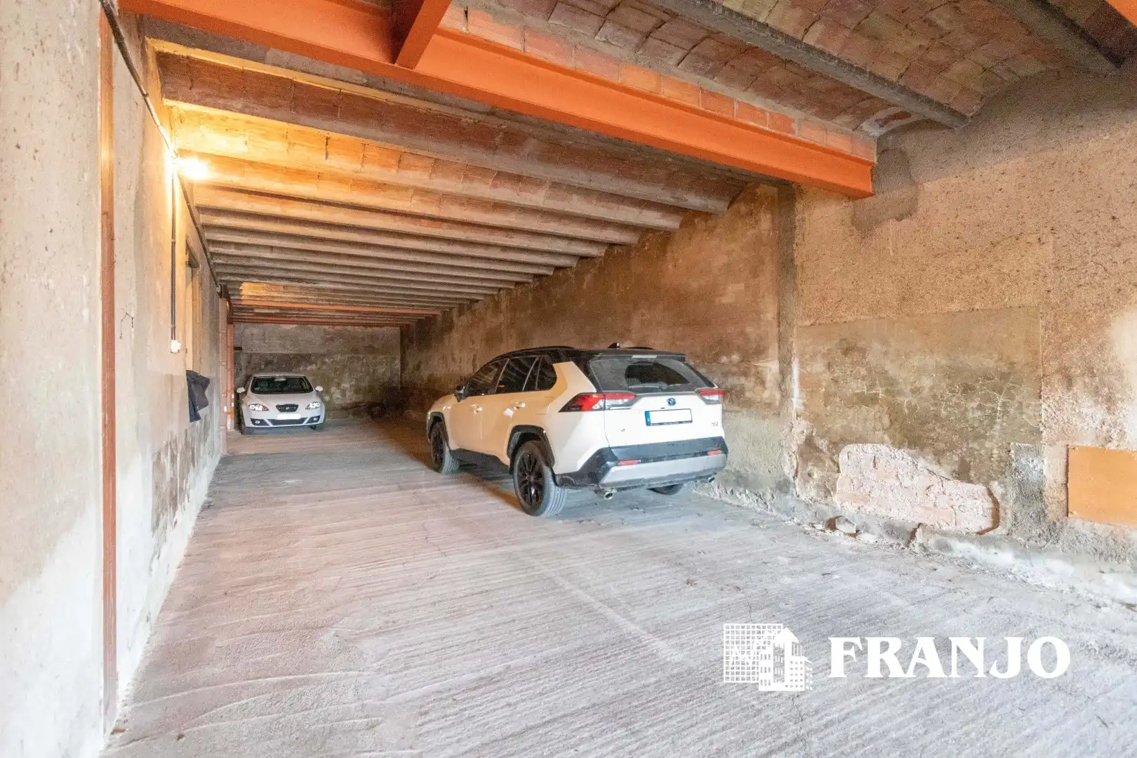 Aparcament de Casa adosada en venda en Sabadell amb Aire condicionat, Calefacció i Jardí privat