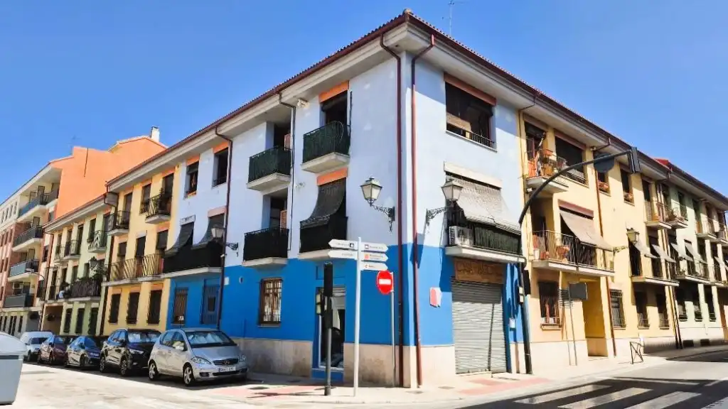 Vista exterior de Àtic en venda en Rocafort amb Aire condicionat, Traster i Moblat