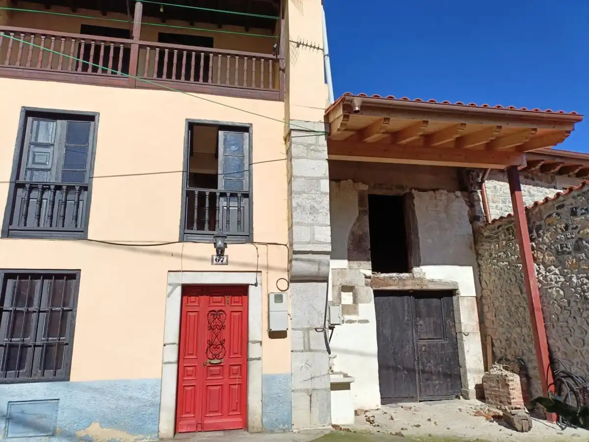 Außenansicht von Einfamilien-Reihenhaus zum Verkauf in Llanes mit Terrasse, Abstellraum und Möbliert