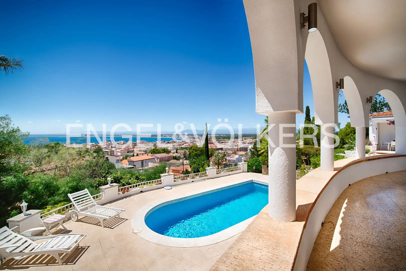 Vista exterior de Casa o xalet en venda en Roses amb Jardí privat, Terrassa i Piscina