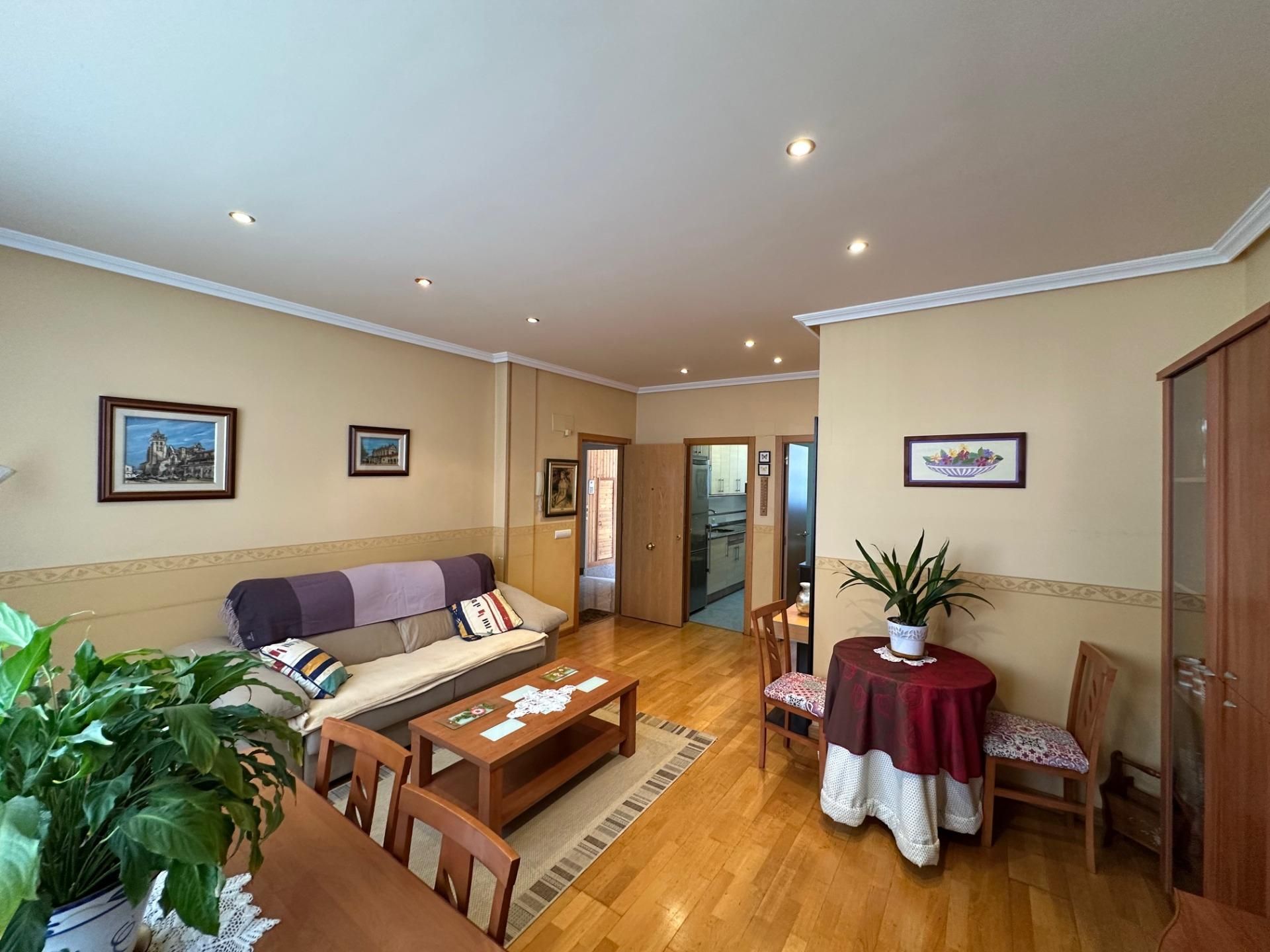 Sala d'estar de Apartament de lloguer en Burgos Capital amb Calefacció, Traster i Moblat