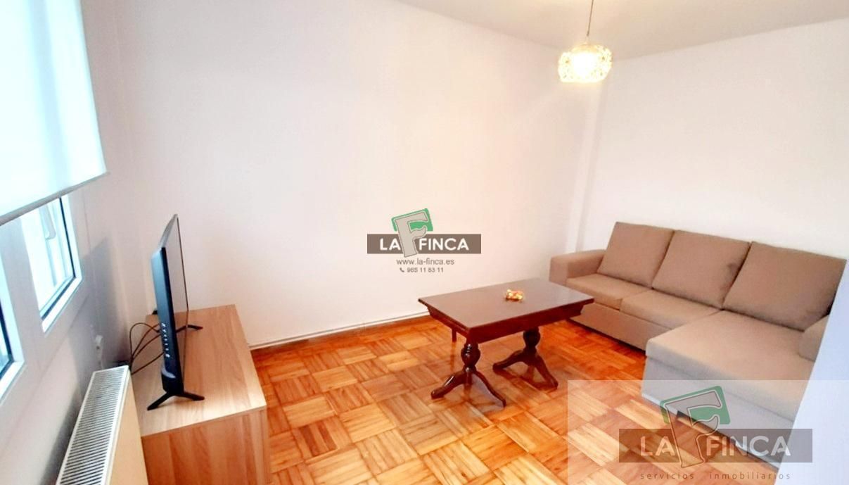 Sala d'estar de Pis en venda en Oviedo  amb Calefacció, Parquet i Traster