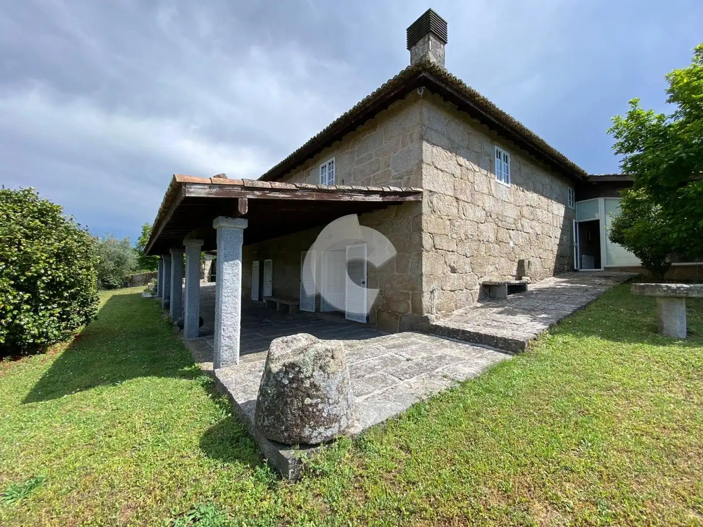 Vista exterior de Casa o xalet en venda en San Cibrao das Viñas amb Calefacció, Jardí privat i Parquet