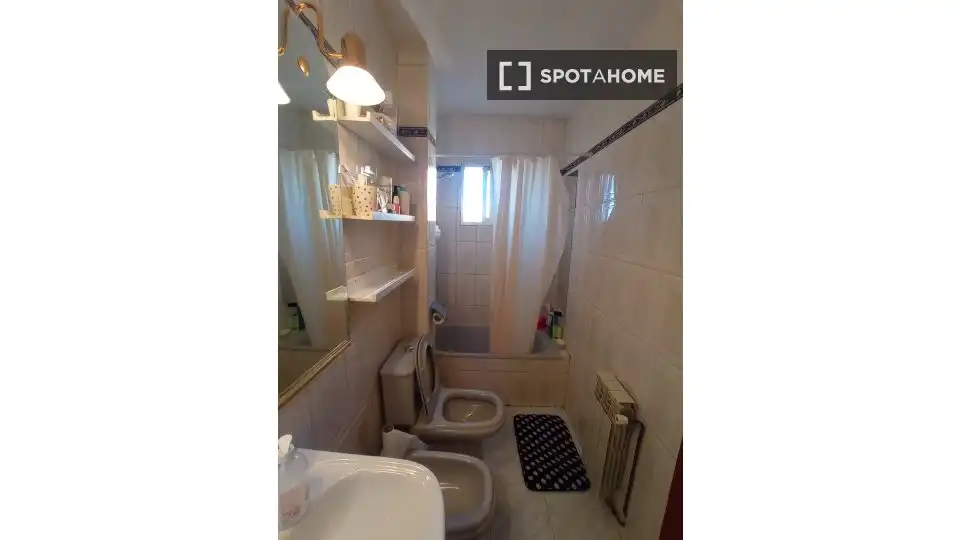 Baño de Piso de alquiler en Madrid con Aire acondicionado, Calefacción y Amueblado