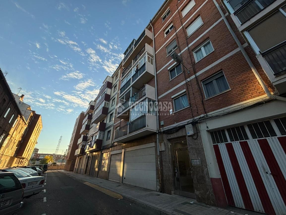 Vista exterior de Piso en venta en Palencia Capital con Calefacción y Terraza