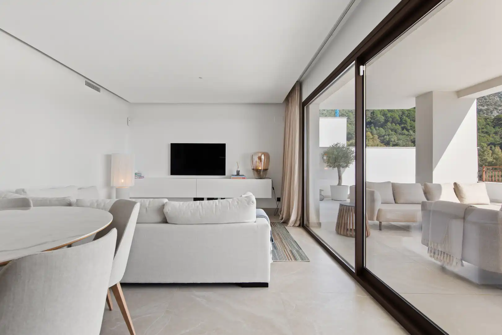 Sala de estar de Apartamento en venta en Istán con Aire acondicionado, Terraza y Piscina