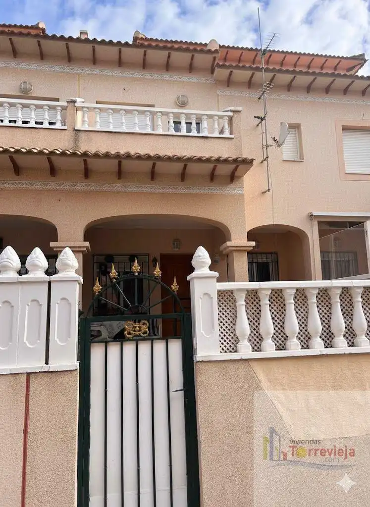 Vista exterior de Dúplex en venta en Torrevieja con Terraza y Piscina comunitaria