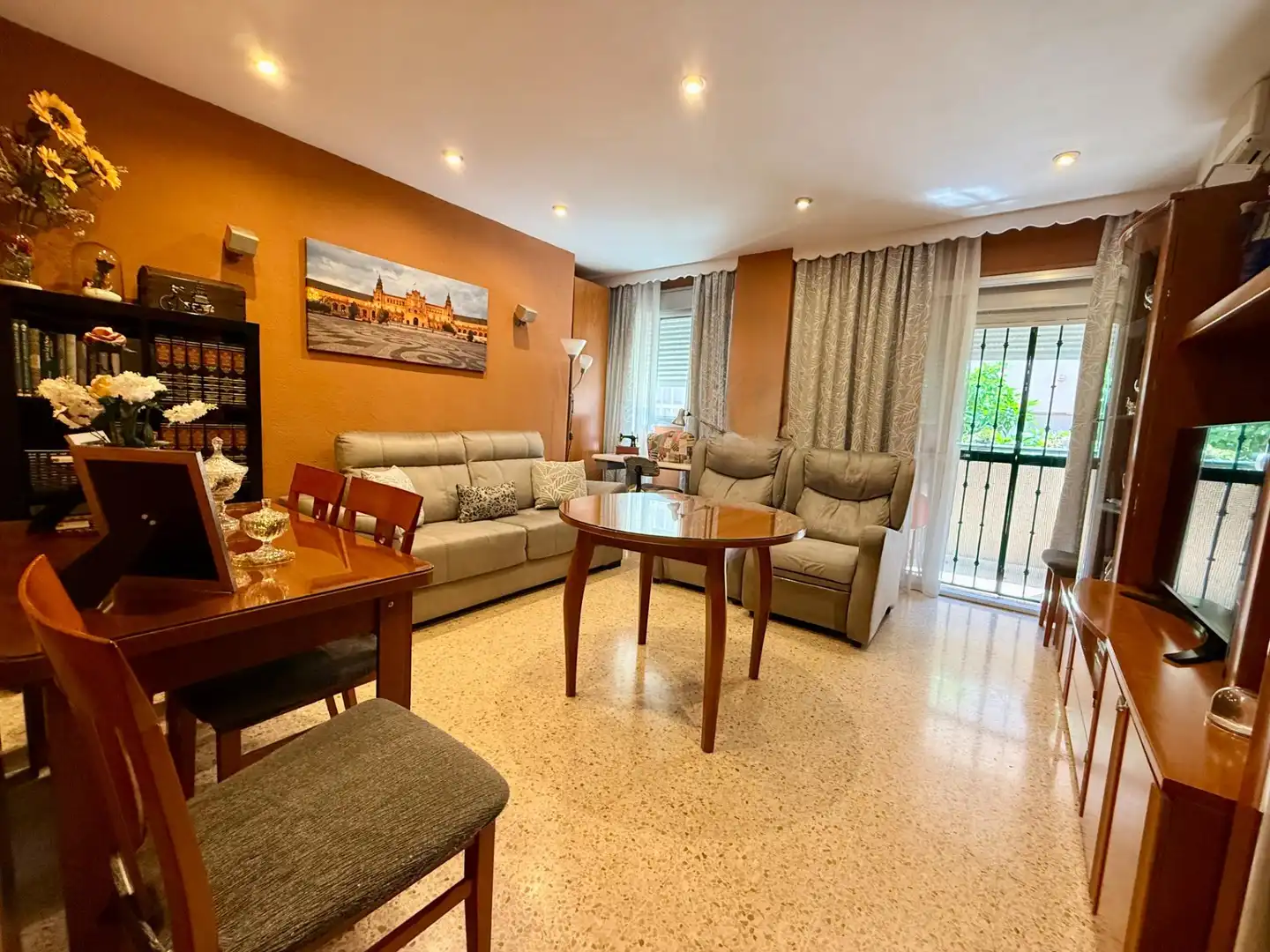 Wohnzimmer von Wohnung zum Verkauf in Sevilla mit Klimaanlage, Terrasse und Balkon