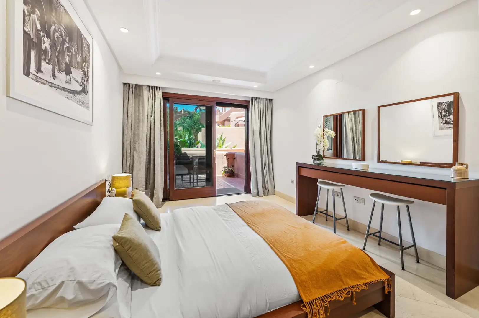 Habitación de Apartamento de alquiler en Estepona con Aire acondicionado, Terraza y Piscina