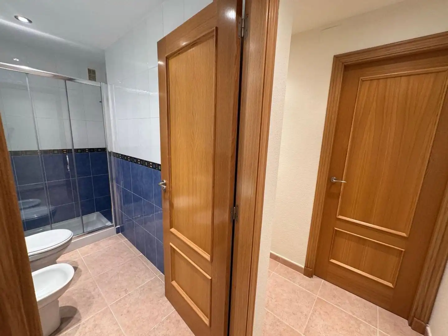 Baño de Piso en venta en Guardamar del Segura con Aire acondicionado, Jardín privado y Terraza