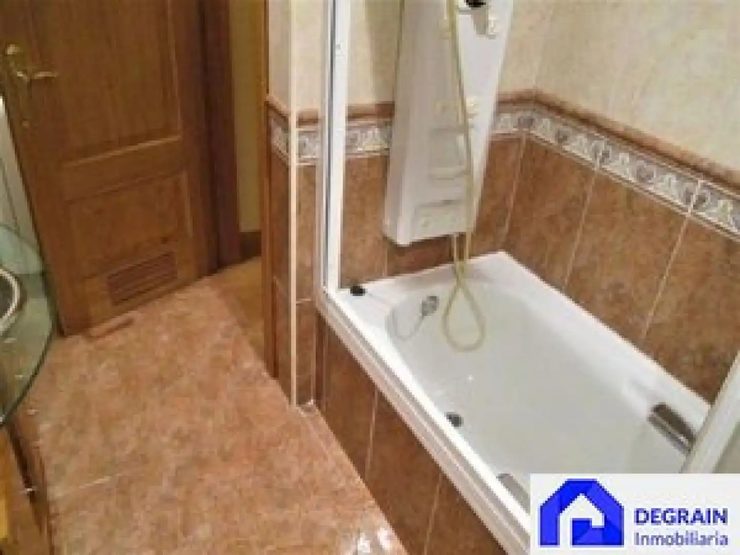 Bany de Pis en venda en Oviedo  amb Traster