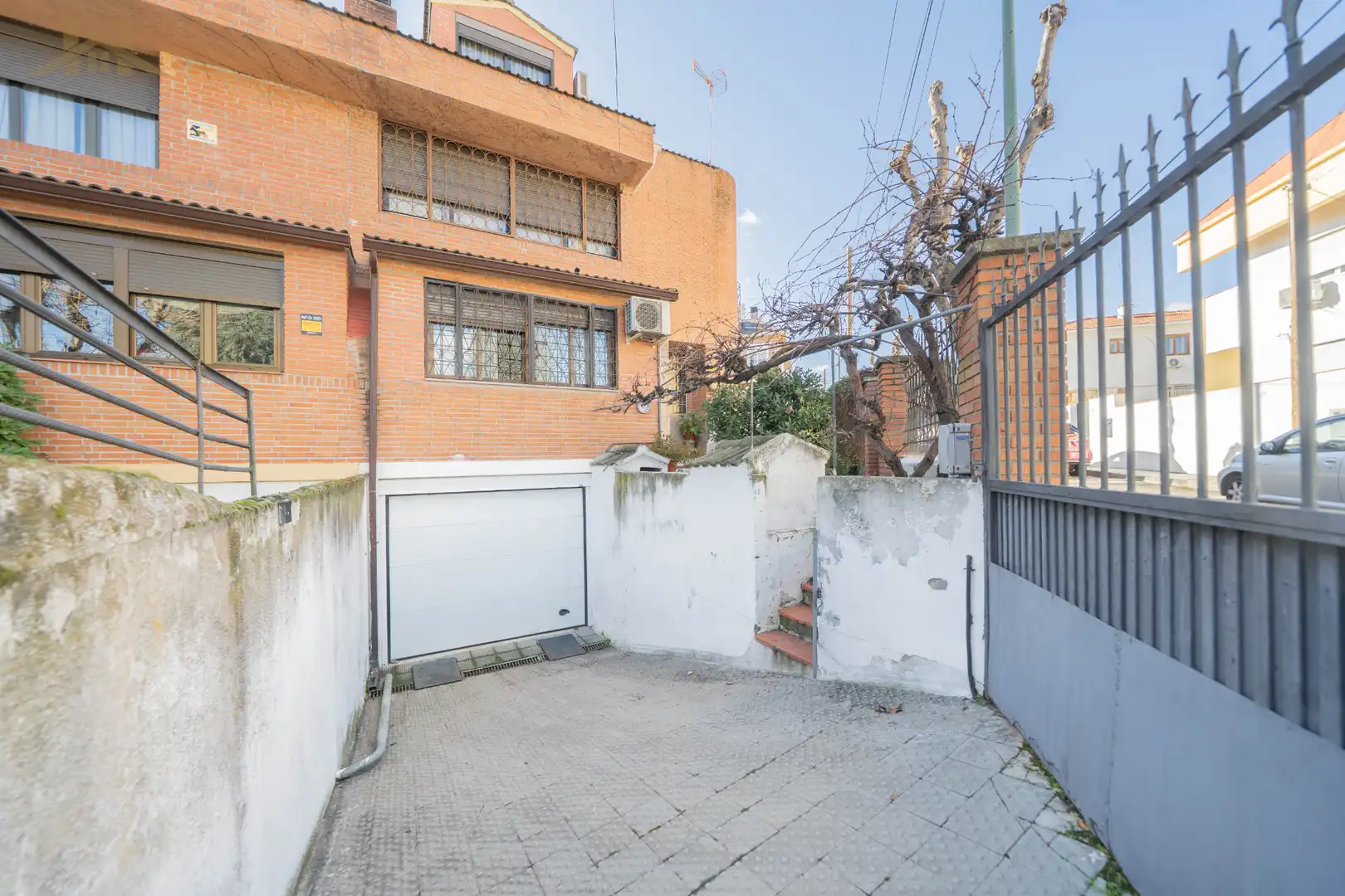Vista exterior de Casa adosada en venda en Pozuelo de Alarcón amb Jardí privat, Terrassa i Traster