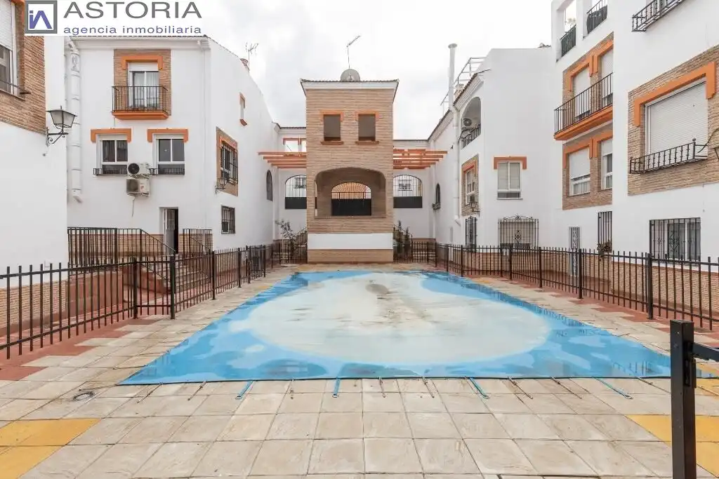 Vista exterior de Casa adosada en venda en Granada amb Terrassa i Piscina comunitària