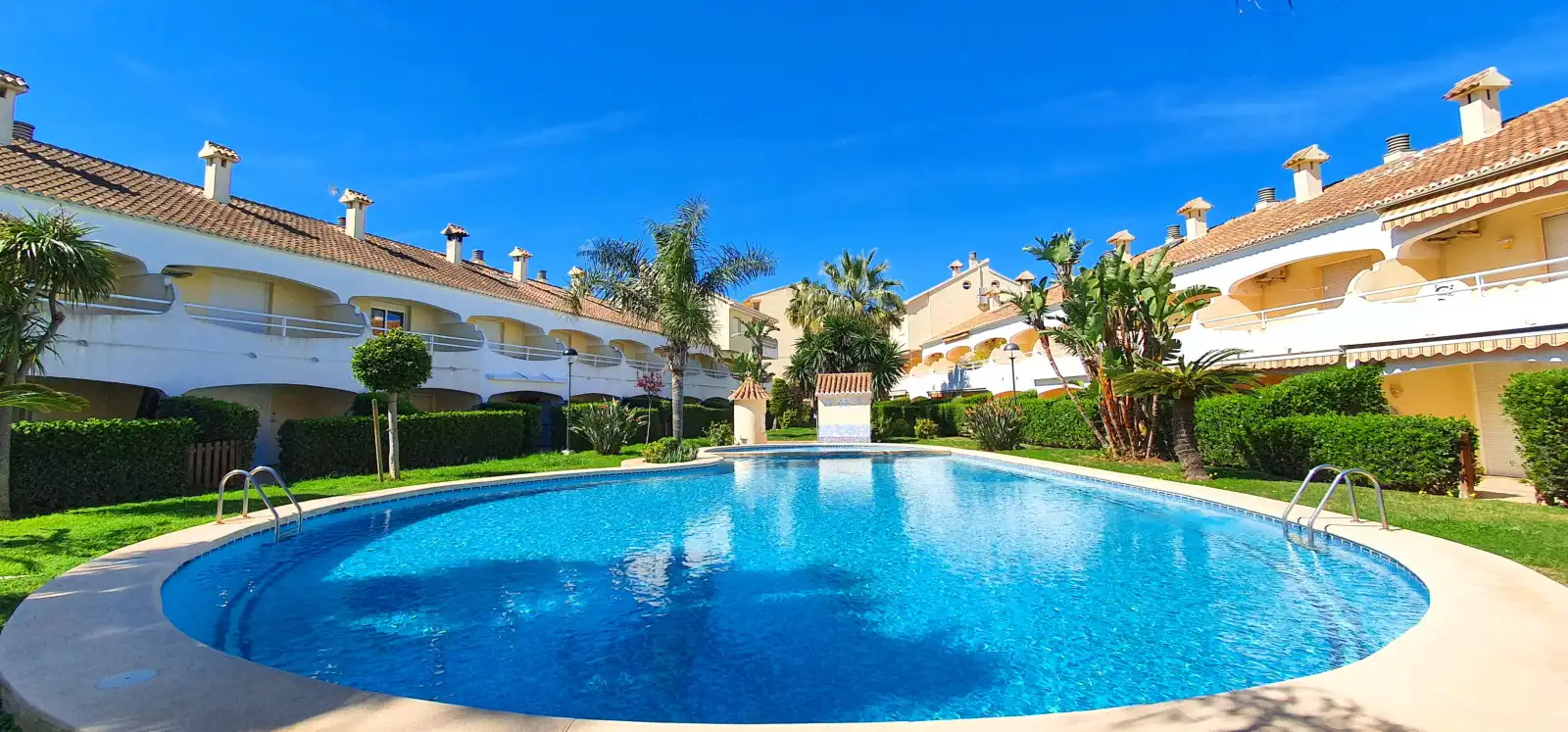 Schwimmbecken von Einfamilien-Reihenhaus zur Miete in Dénia mit Klimaanlage, Heizung und Terrasse