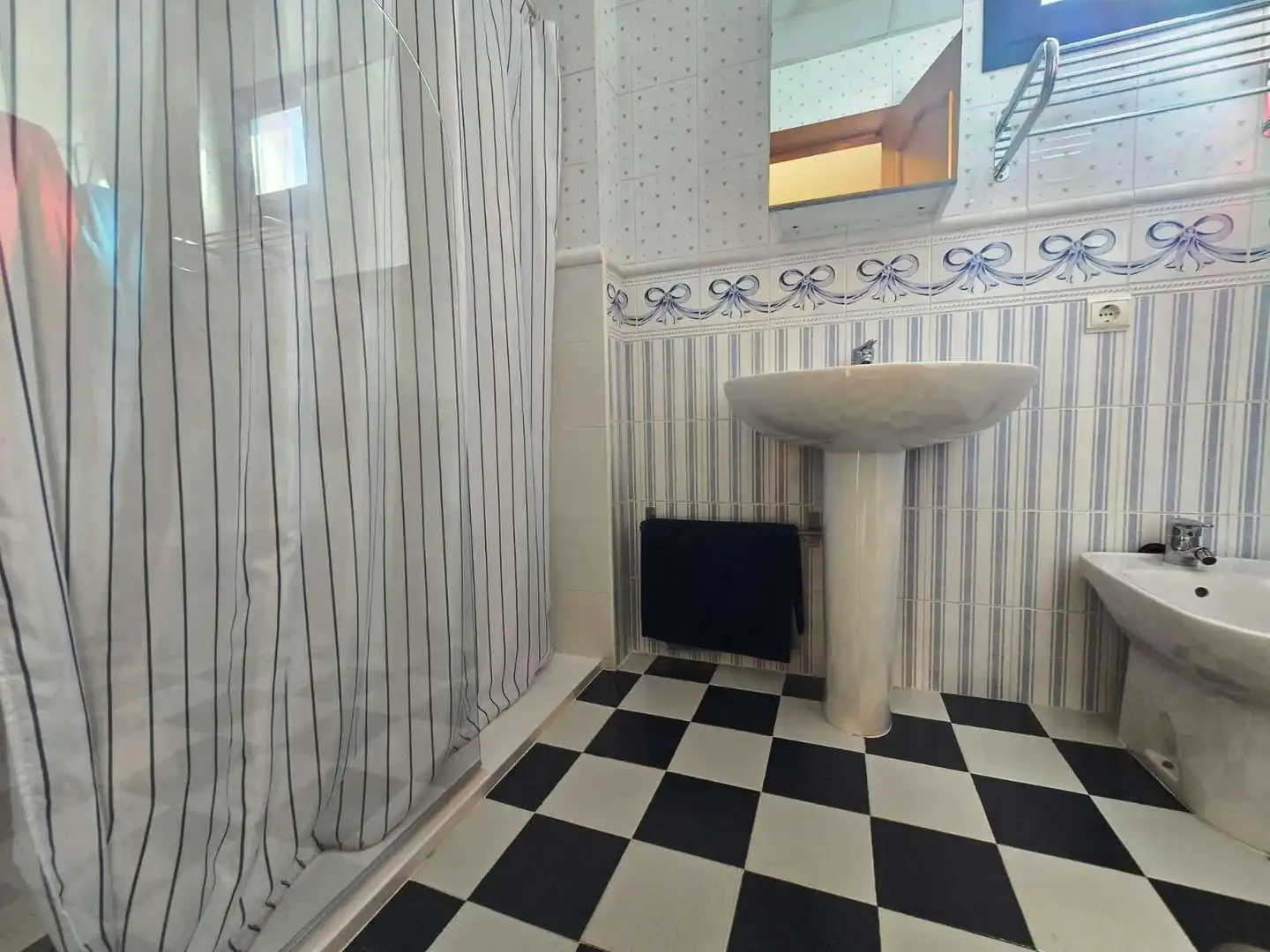 Bany de Casa adosada en venda en Bormujos amb Aire condicionat, Terrassa i Piscina comunitària