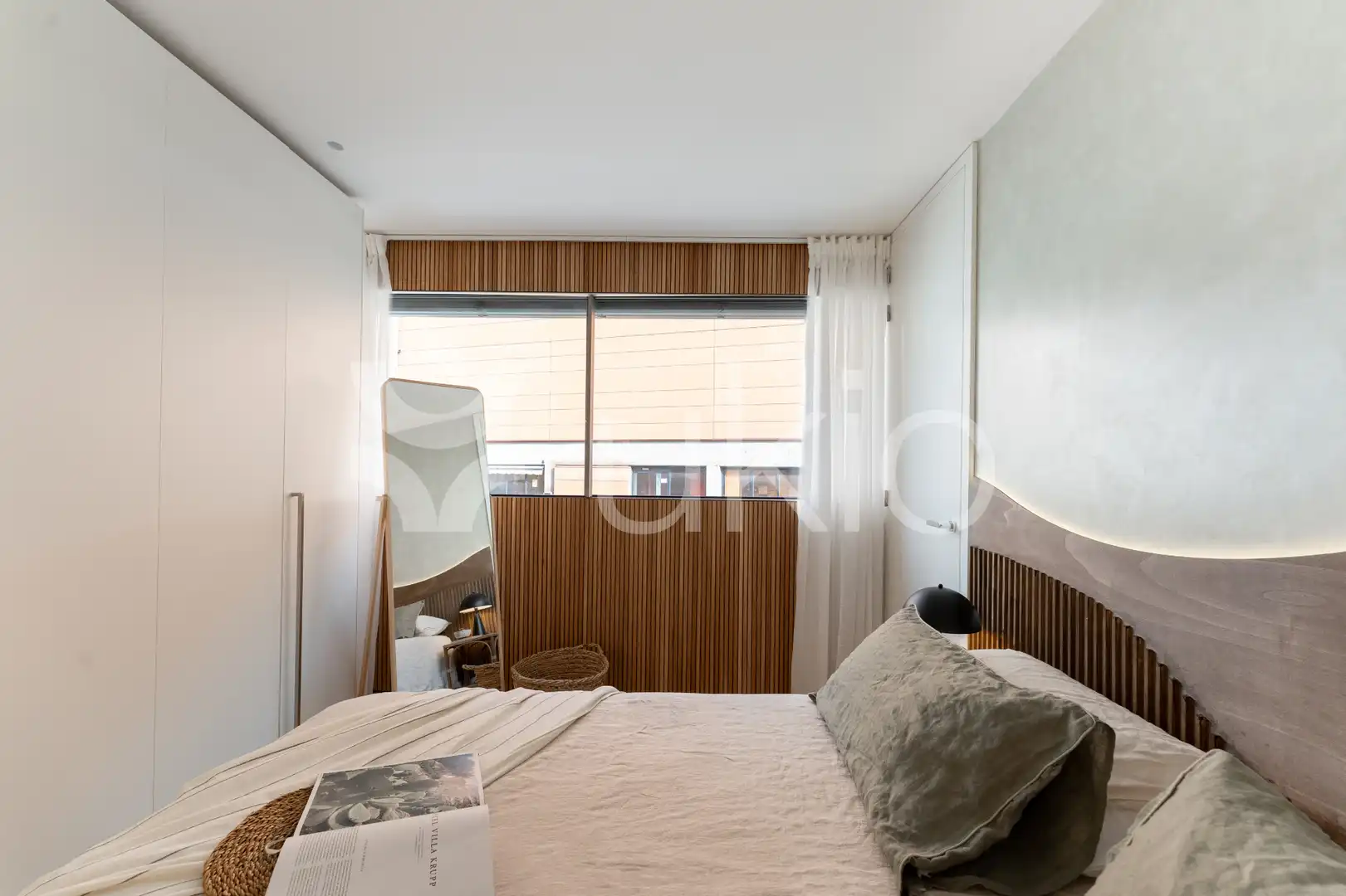 Dormitori de Apartament de lloguer en Madrid amb Aire condicionat, Calefacció i Moblat