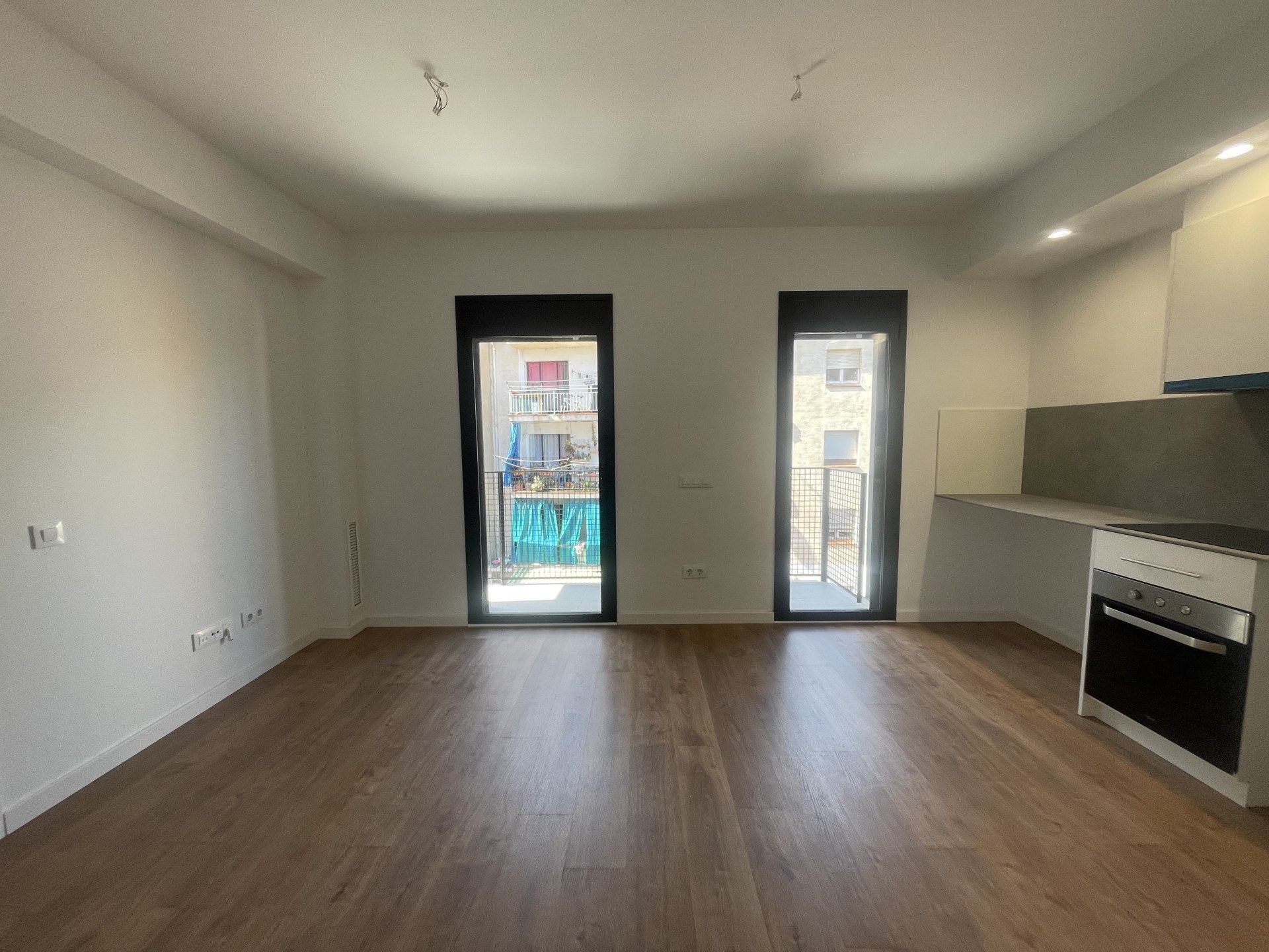 Living room of Flat for rent in Girona Capital  with Air Conditioner, Heating and Balcony