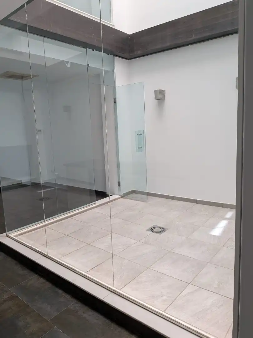 Badezimmer von Wohnung zur Miete in Dos Hermanas mit Klimaanlage, Heizung und Balkon