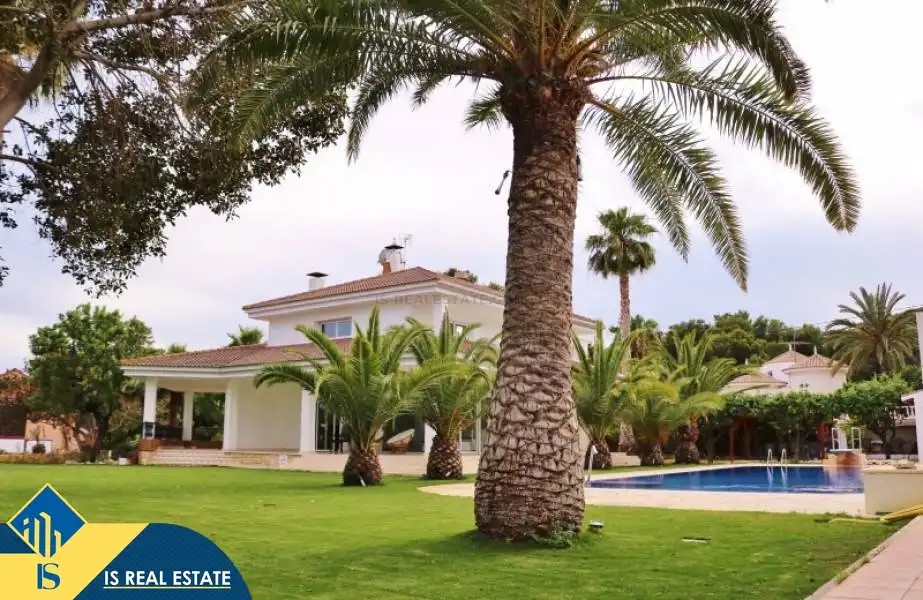 Vista exterior de Casa o xalet en venda en Alicante / Alacant amb Terrassa, Moblat i Piscina comunitària
