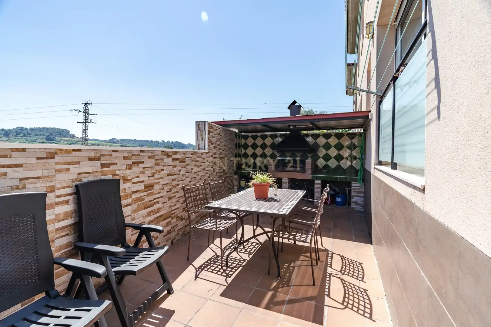Terrasse von Einfamilien-Reihenhaus zum Verkauf in Vila-rodona mit Privatgarten und Ofen