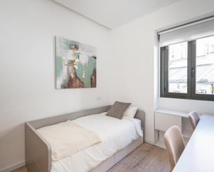 Dormitori de Apartament per a compartir en  Madrid Capital amb Forn, Rentadora i Microones