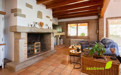 Sala d'estar de Finca rústica en venda en Porqueres amb Aire condicionat, Calefacció i Jardí privat