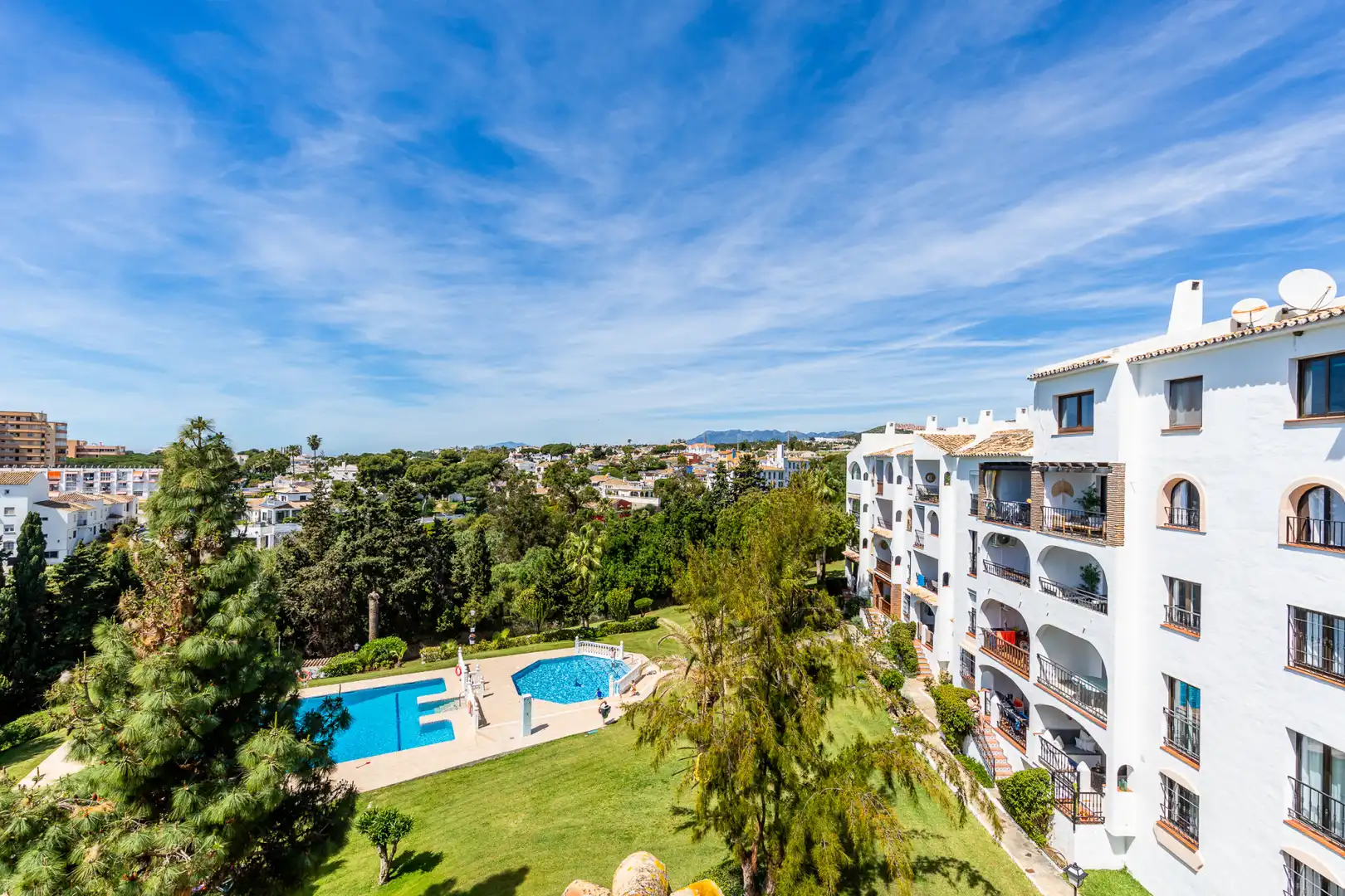 Vista exterior de Àtic en venda en Mijas amb Aire condicionat, Terrassa i Piscina