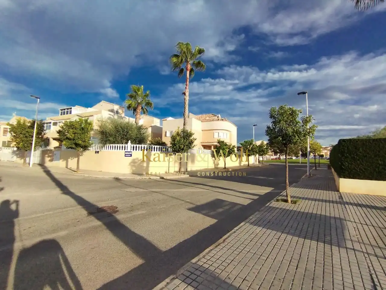 Vista exterior de Casa o xalet en venda en Torrevieja amb Jardí privat, Terrassa i Traster