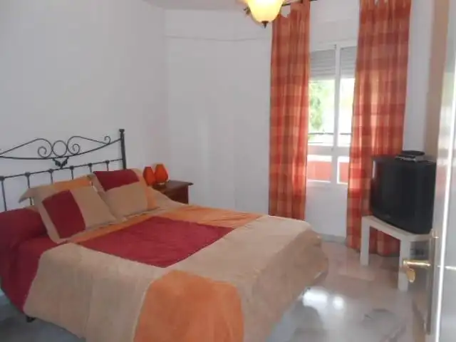 Schlafzimmer von Wohnungen zum Verkauf in Fuengirola mit Klimaanlage, Heizung und Privatgarten
