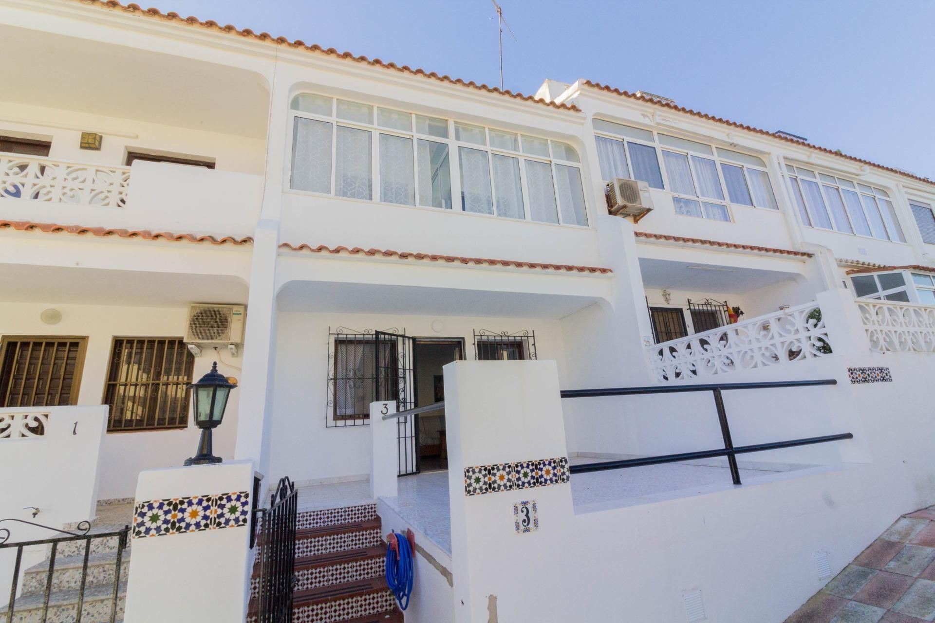 Vista exterior de Casa adosada en venda en Torrevieja amb Aire condicionat, Jardí privat i Terrassa