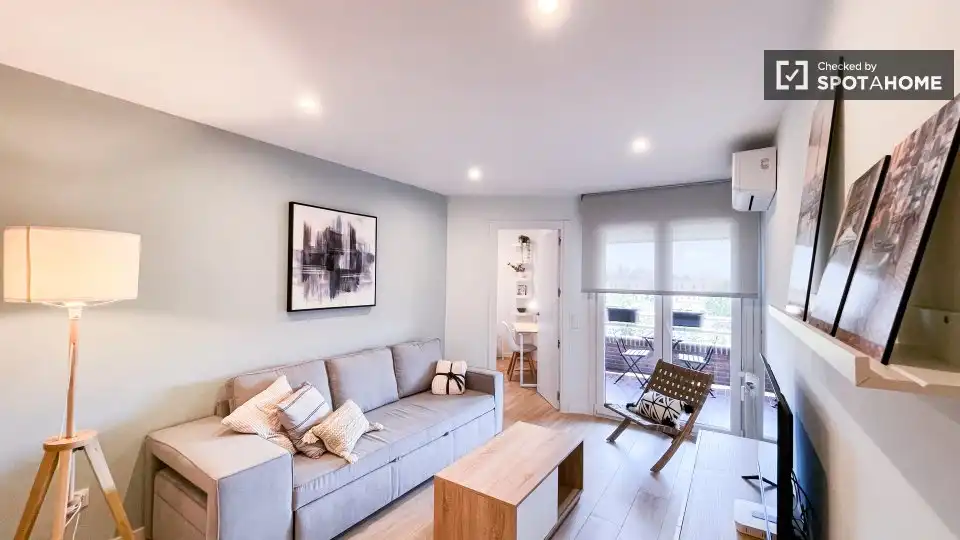 Living room of Flat for rent in Madrid  with Air Conditioner, Heating and Furnished
