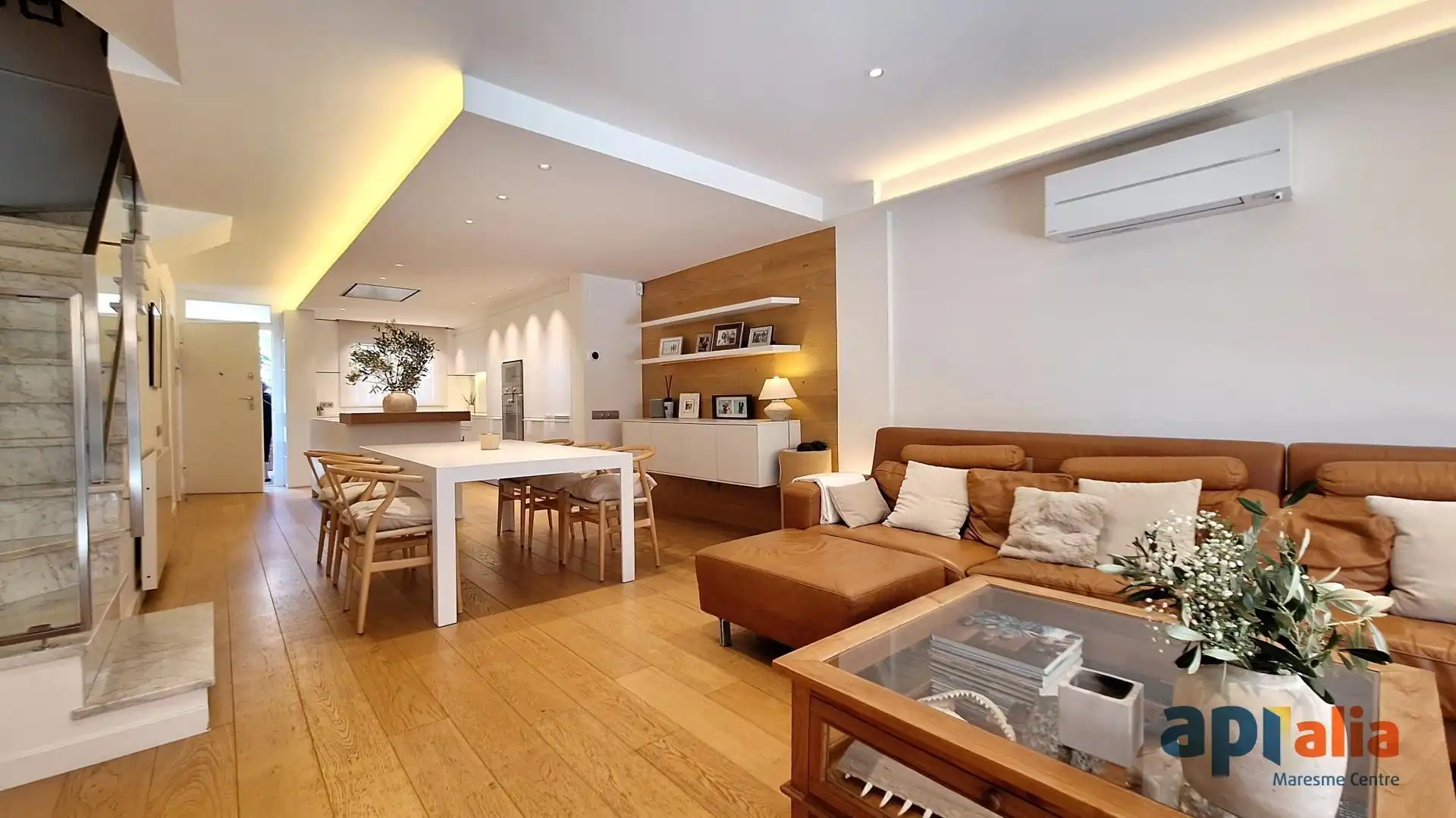 Wohnzimmer von Einfamilien-Reihenhaus zum Verkauf in Vilassar de Mar mit Klimaanlage, Heizung und Privatgarten
