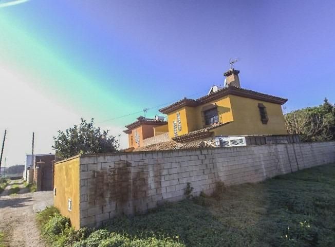 Vista exterior de Casa o xalet en venda en Chiclana de la Frontera amb Jardí privat i Terrassa