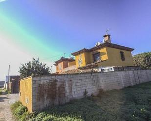 Vista exterior de Casa o xalet en venda en Chiclana de la Frontera amb Jardí privat i Terrassa