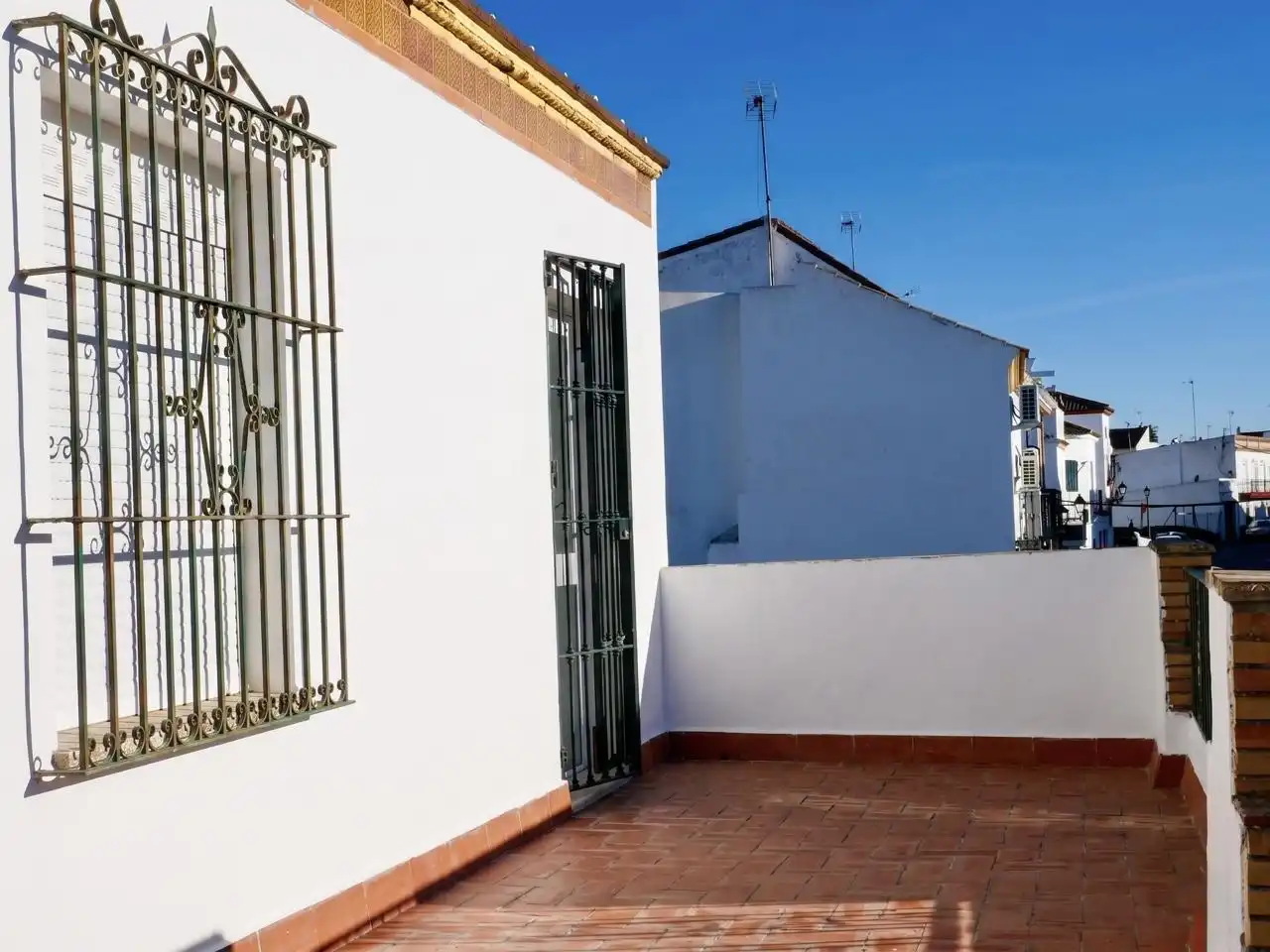 Vista exterior de Casa adosada en venta en Umbrete con Aire acondicionado, Terraza y Balcón