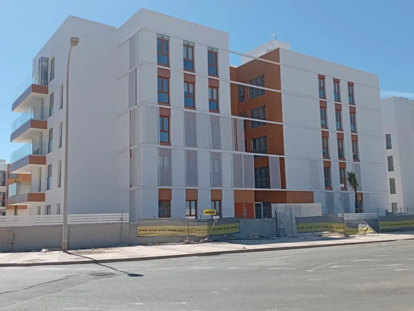 Vista exterior de Pis en venda en Roquetas de Mar amb Jardí privat i Piscina comunitària