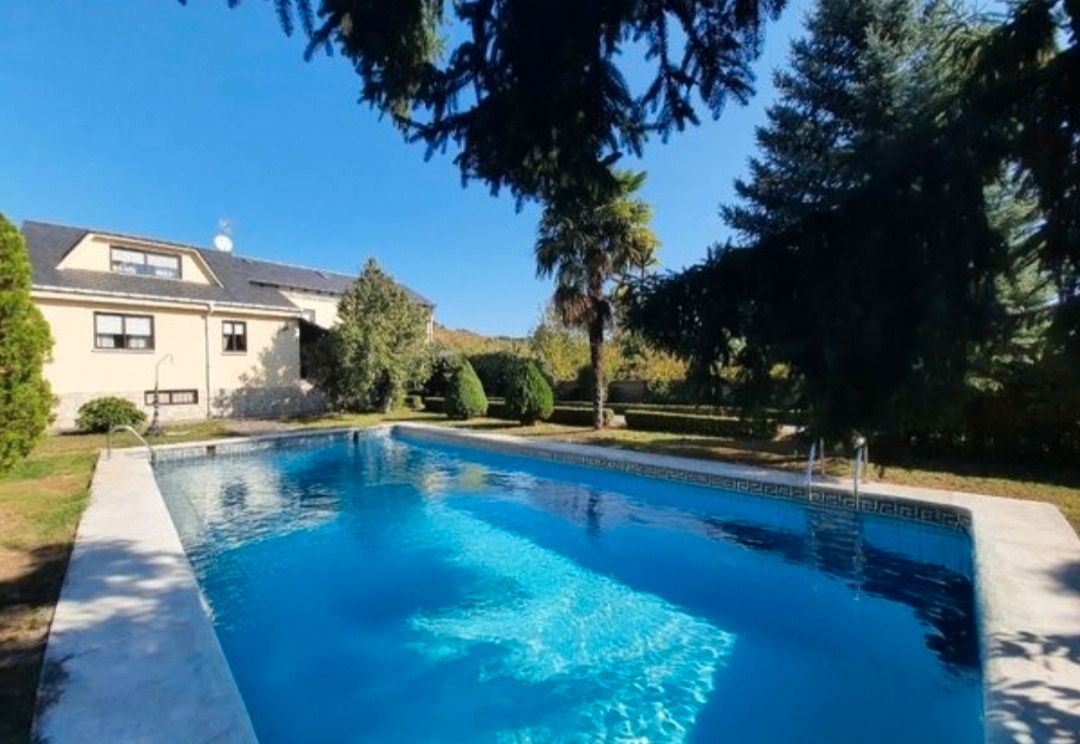Swimming pool of House or chalet for sale in Congosto  with Heating, Private garden and Storage room